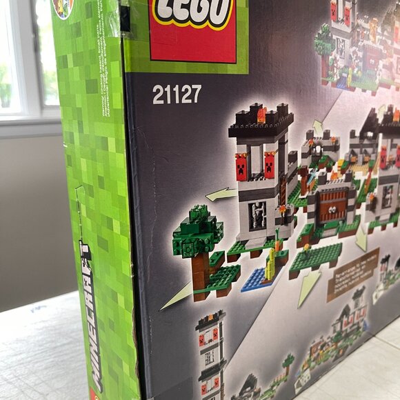 LEGO 21127 THE FORTRESS 984 PCS BRAND NEW SEALED - BOX DAMAGED - Picture 3 of 7